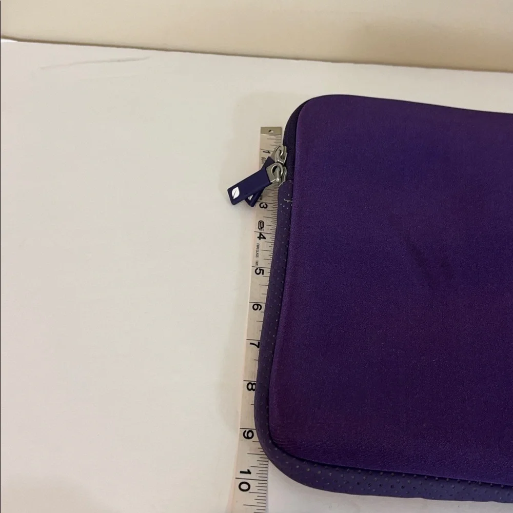 Incase Women's iPad Padded Zippered Bag in Purple
